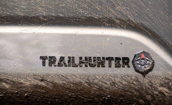 Серията Tacoma 2024 добавя версии с нови имена и емблеми - Trailhunter с уникално окачване, въздухозаборник за шнорхел и места за лесно закрепване на аксесоари за къмпинг. Осмоъгълното лого на Trailhunter включва &bdquo;T&ldquo; в центъра на здрав на вид компас. Toyota също възроди табелката PreRunner, която за последно беше видяна на Tacoma през 2015 г., като сега я нарече TRD PreRunner. Офроуд оборудването с две задвижващи колела се отличава с удебелена графика.